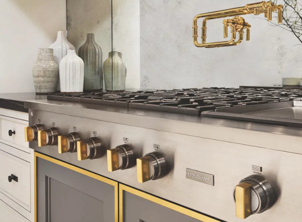 Peralatan Dapur dengan Aksen Logam Berani